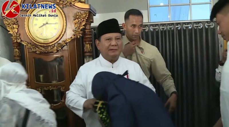 usai shalat Id Prabowo membaur dengan jemaah Masjid Darussalam