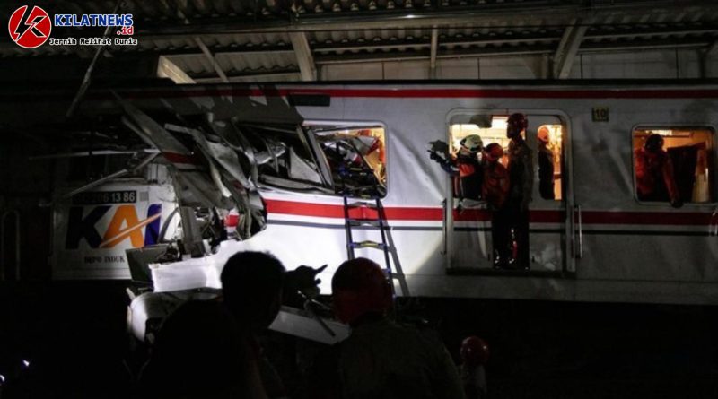 Kecelakaan KA Bekasi Timur melibatkan KRL dan Argo Bromo serta taksi Green SM di perlintasan