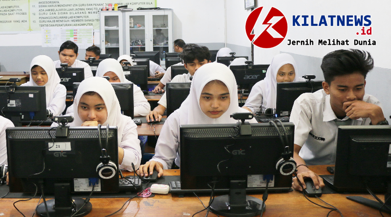 Siswa Indonesia belajar lewat komputer, menggambarkan suasana kelas yang masih berfokus pada hafalan
