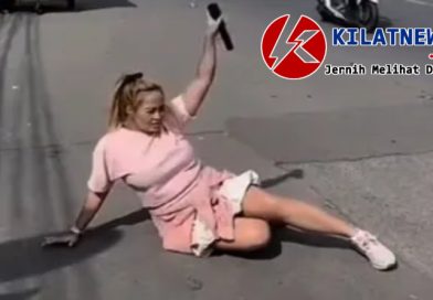 Pinkan Mambo melakukan live TikTok sambil bernyanyi di pinggir jalan Tangerang untuk mendapatkan saweran penonton.