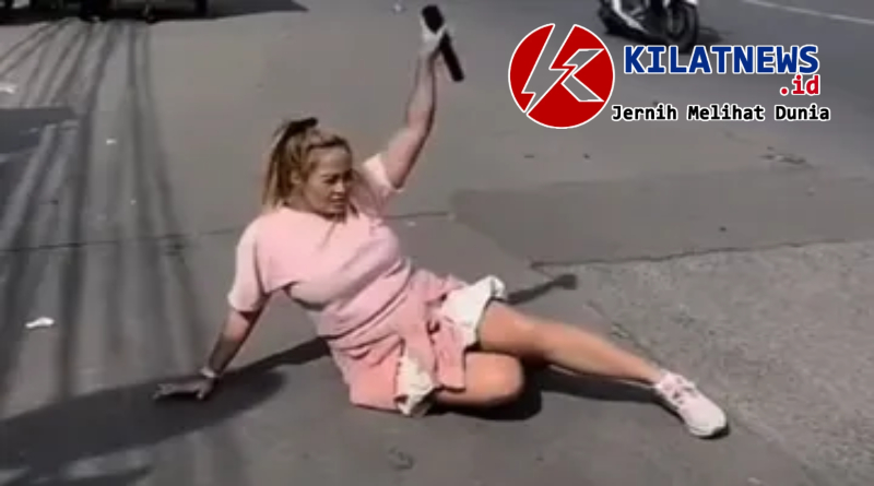 Pinkan Mambo melakukan live TikTok sambil bernyanyi di pinggir jalan Tangerang untuk mendapatkan saweran penonton.